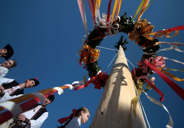 1 мая дерево. Maypole Майское дерево. Бельтайн Майское дерево. Майское дерево Мюнхен. Майское дерево Вальхейм.